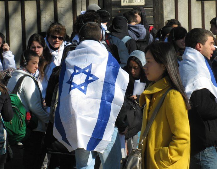 Giovani studenti israeliani in visita al campo di Auschwitz (Foto redazione Sir)