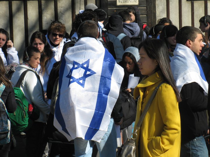 Giovani studenti israeliani in visita al campo di Auschwitz (Foto redazione Sir)